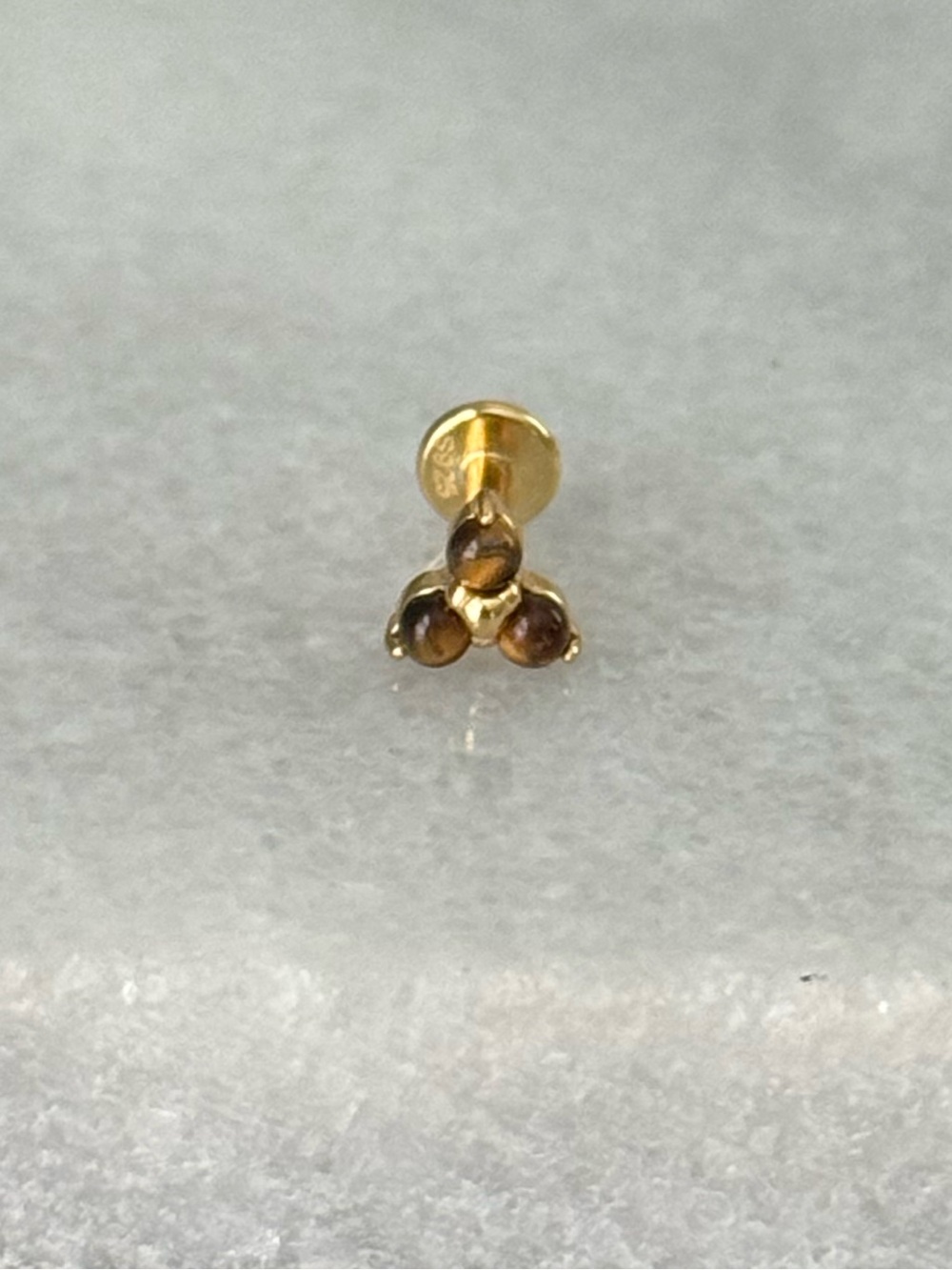 Gold Tiger Eye Three Prong Flower Cartilage Earring 

Brand New
